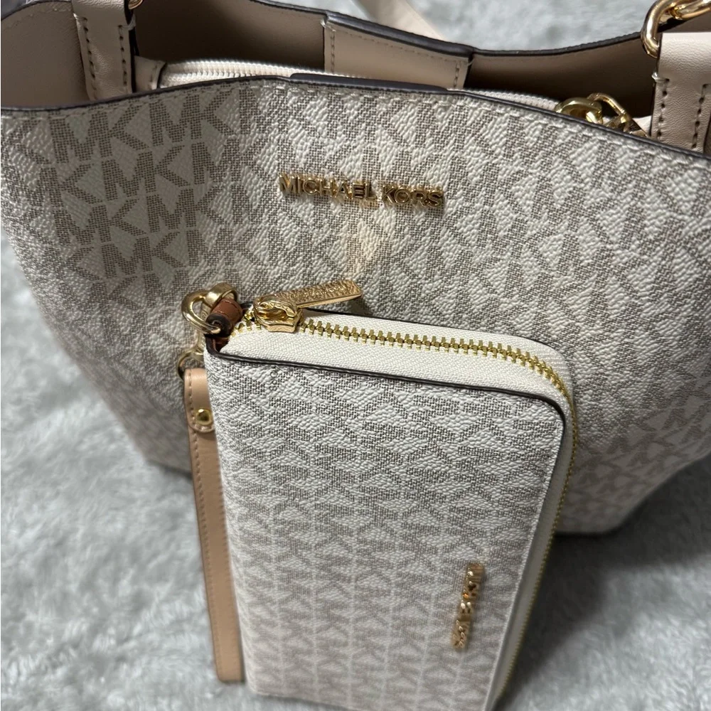 Michael Kors Women's Signature Logo Tote and Zip Wallet Set in Vanilla/Acorn